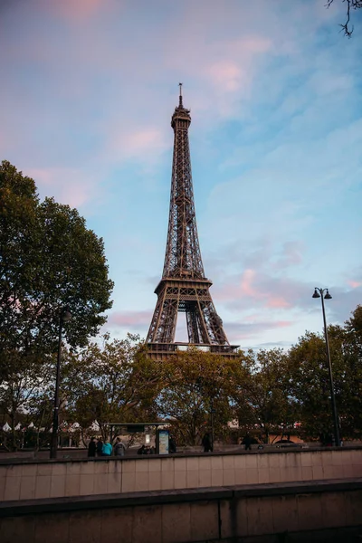 Eiffel-torony, a félhomályban. Őszi naplemente — Stock Fotó