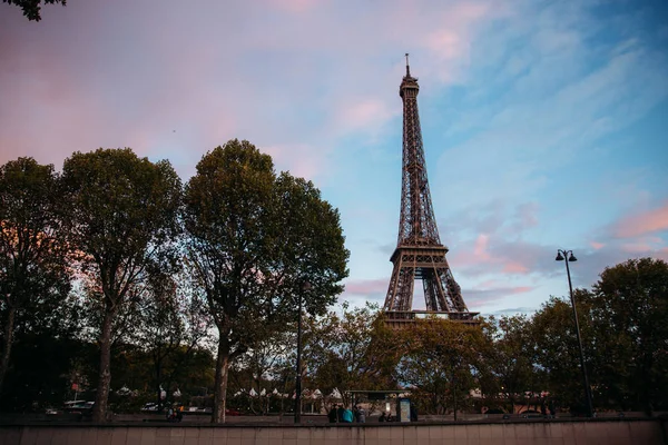 Eiffel-torony, a félhomályban. Őszi naplemente — Stock Fotó