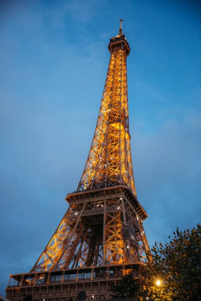 Der eiffelturm leuchtet nachts. schönes Gebäude in der Nacht. Romantische Atmosphäre — Stockfoto