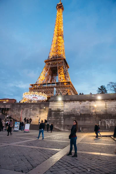 A torre eiffel brilha à noite. Belo edifício à noite. atmosfera romântica — Fotografia de Stock