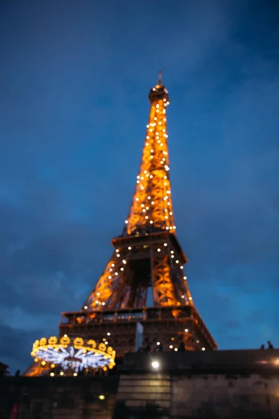 Bokeh de la torre eiffel en la ciudad romántica por la noche — Foto de Stock