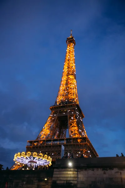 Der eiffelturm leuchtet nachts. schönes Gebäude in der Nacht. Romantische Atmosphäre — Stockfoto