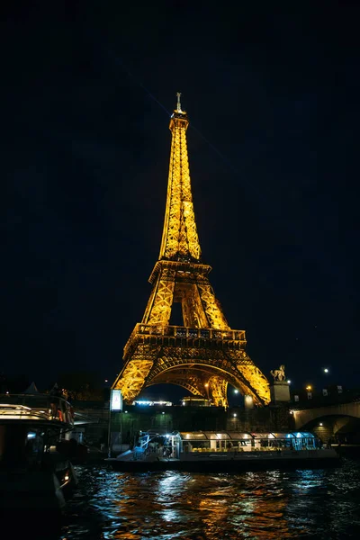 Der eiffelturm leuchtet nachts. schönes Gebäude in der Nacht. Romantische Atmosphäre — Stockfoto
