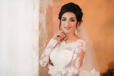 Onu düğün günü mutlu gelin. Makyaj ve saç