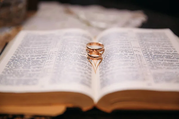 Gyűrűk a könyv. esküvő ideje és tartozékok — Stock Fotó