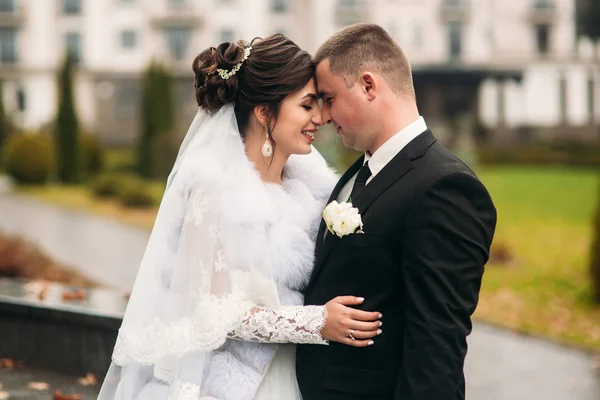 Sposo e sposa passeggiano nel parco il giorno del loro matrimonio. Meteo autunnale. Rabbia. Coppia ombrello — Foto Stock