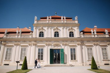 Belvedere Sarayı yürüme onun yakışıklı damat ile güzel genç gelin