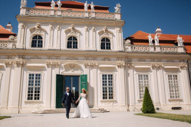 Belvedere Sarayı yürüme onun yakışıklı damat ile güzel genç gelin