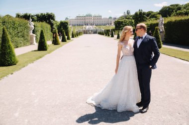 Belvedere Sarayı yürüme onun yakışıklı damat ile güzel genç gelin