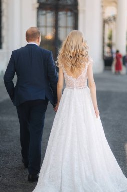 Karısı kocası tarafından Sarayı yürüme ile. Onlar zaman togeter harcamak