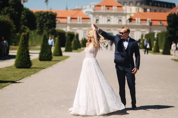 Dança de noivo com noiva no pakr perto do palácio em Wiena, Áustria — Fotografia de Stock