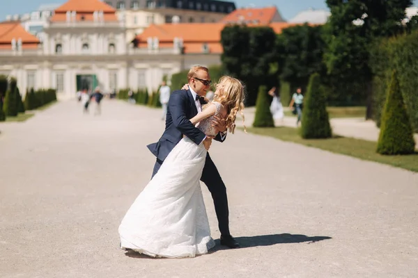 Dança de noivo com noiva no pakr perto do palácio em Wiena, Áustria — Fotografia de Stock