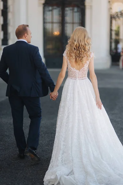 Vrouw met haar echtgenoot wandelen door het paleis. ze besteden tijd togeter — Stockfoto