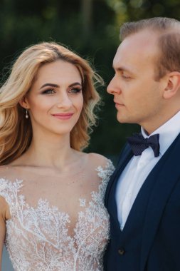 Damat ve gelin Park portresi. Güzel çift görünümünü kapat