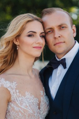 Damat ve gelin Park portresi. Güzel çift görünümünü kapat