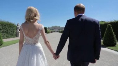 Belvedere Sarayı yürüme onun yakışıklı damat ile güzel genç gelin