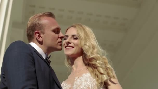 L'homme embrasse sa femme le jour de leur mariage. Beau couple 