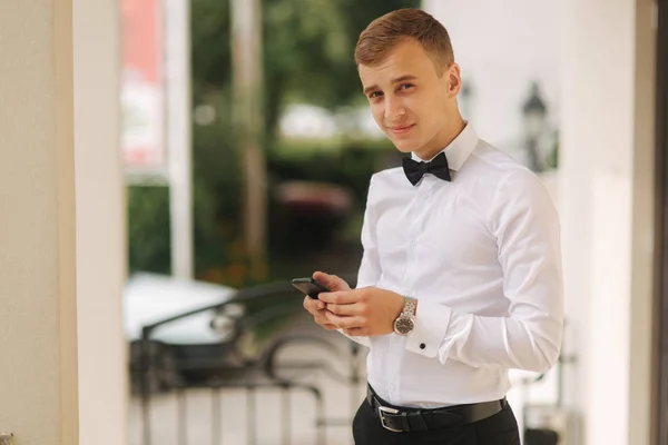 Joven novio en camisa blanca y lazo de lazo en su adorno de boda — Foto de Stock
