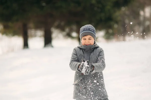 Trochu hochu procházky v parku v zimním počasí, hrát sněhové koule a radoval. Čekání na vánoční náladu — Stock fotografie