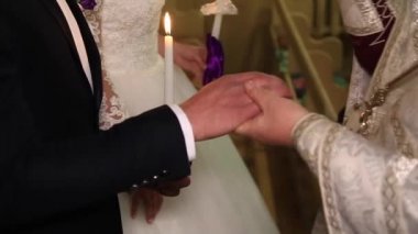 Damat ve gelin kilisede. Birbirlerine zamansız aşk hakkında yemin ediyorlar