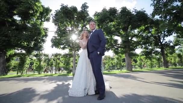 婚礼夫妇站在城市的背景下 — 图库视频影像