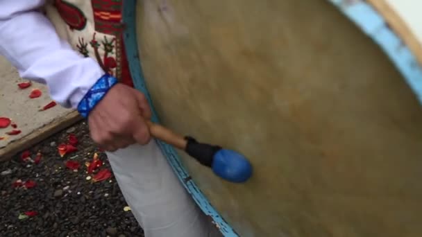 Музыкант бьет в барабан на свадьбе — стоковое видео