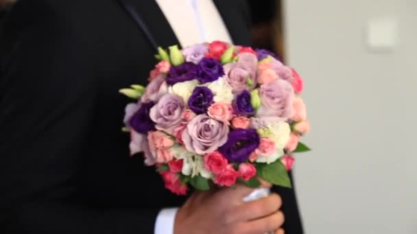 Buquê Flores Mãos Noivos Ele Leva Buquê Noiva — Vídeo de Stock