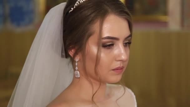 花嫁は彼女の weddiny の日に教会で立つ — ストック動画