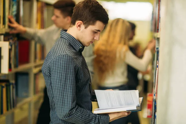 Un estudiante de la biblioteca quiere encontrar un libro. Estudiante preparándose para el examen — Foto de Stock