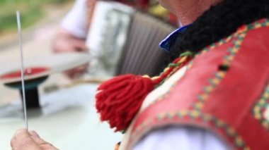 Müzisyen davul düğününde atıyor.