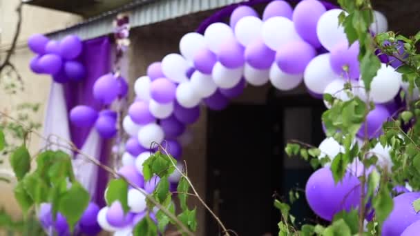 Bröllop Dekoration Utanför Våren Vädret Blommor Och Ballonger Vit — Stockvideo