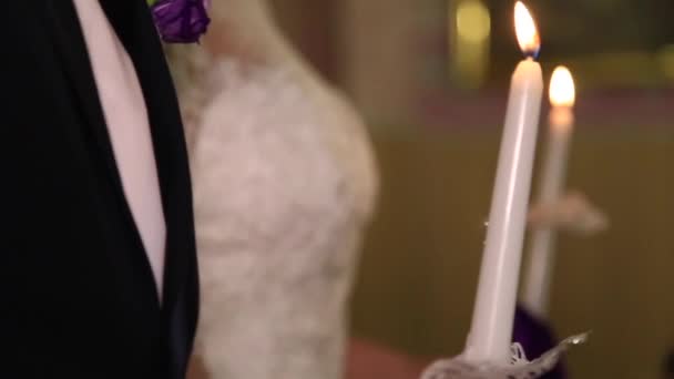 Sposo e sposa il giorno del loro matrimonio stand in chiesa — Video Stock