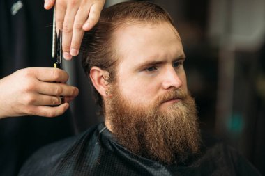 Makas kullanarak Kuaför ve berber dükkanı tarak