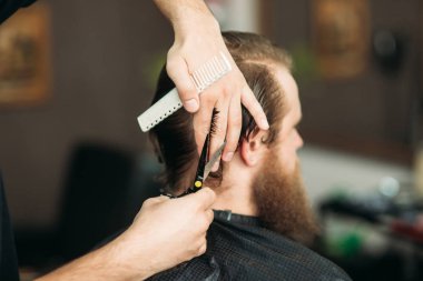 Makas kullanarak Kuaför ve berber dükkanı tarak