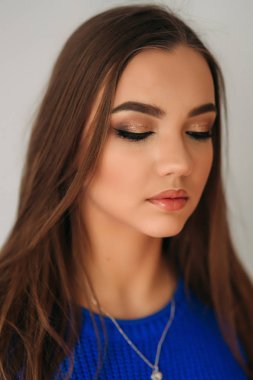 Model makyaj göstermek için gözleri kapalı