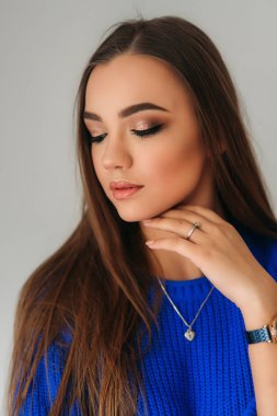 Model makyaj göstermek için gözleri kapalı