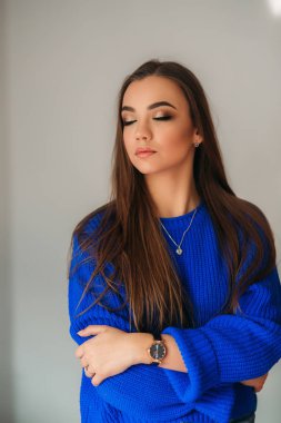 Model makyaj göstermek için gözleri kapalı