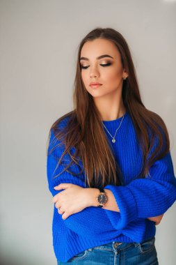 Model makyaj göstermek için gözleri kapalı