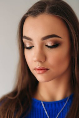 Model makyaj göstermek için gözleri kapalı