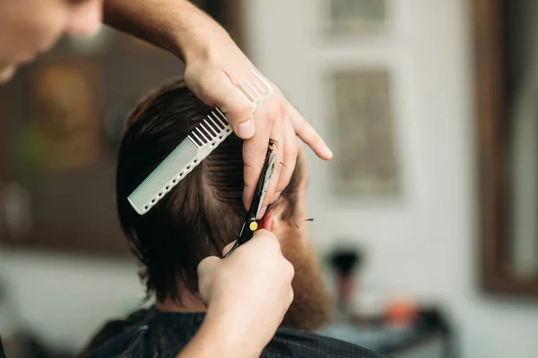 Peluquería con tijeras y peine en barbería — Foto de Stock