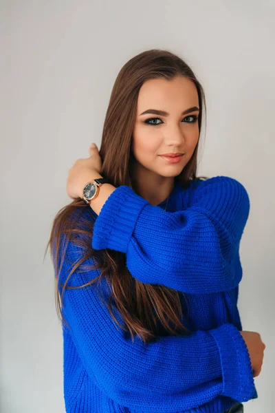 Młody model z mody makijaż. Atrakcyjny dziewczynka w niebieskim swetrze — Zdjęcie stockowe