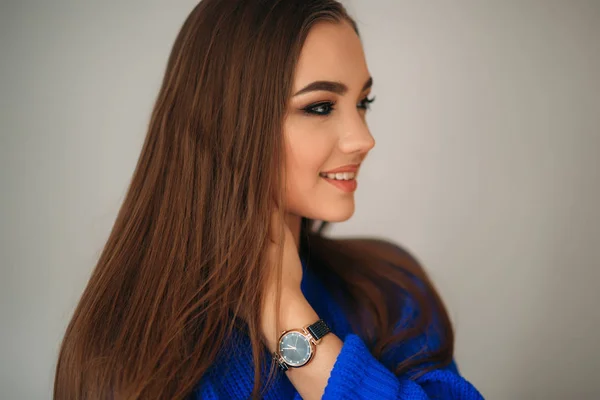 Piękna brunetka dziewczyna z pięknym uśmiechem w niebieska bluzka pozowanie dla fotografa i pokazano jej makijaż — Zdjęcie stockowe