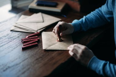 Zarfın üzerinde mühür mumu kullanarak görünümü kapatın. Pul