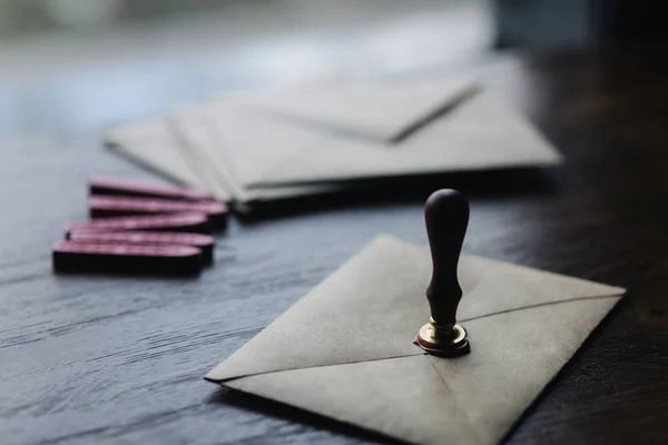 Enveloppe avec timbre et cire sur table en bois — Photo