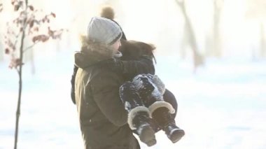 Mutlu çift oynak birlikte kış tatil meslek dışında kar park sırasında. Görünümü kapatın