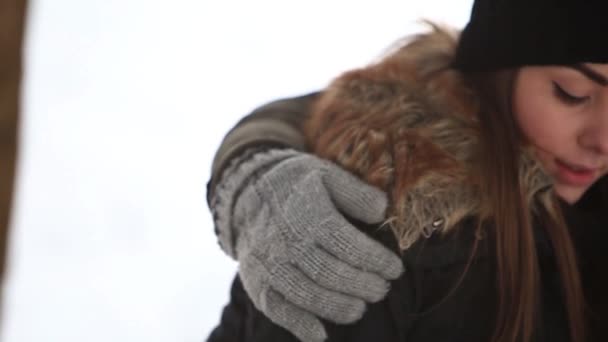 Una giovane coppia in un inverno da favola viene riscaldata da una bevanda calda. umore natalizio — Video Stock