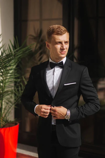 Bräutigam Trendigen Anzug Posiert Für Fotografen Blonde Haare Mann Mit — Stockfoto