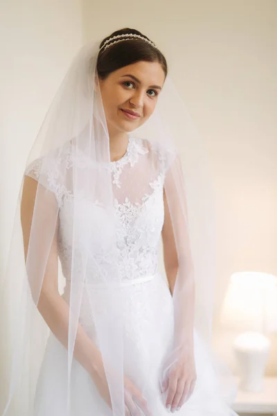 白いウェディング ドレスの窓に近い美しい花嫁スタンド。魅力的な女性 — ストック写真