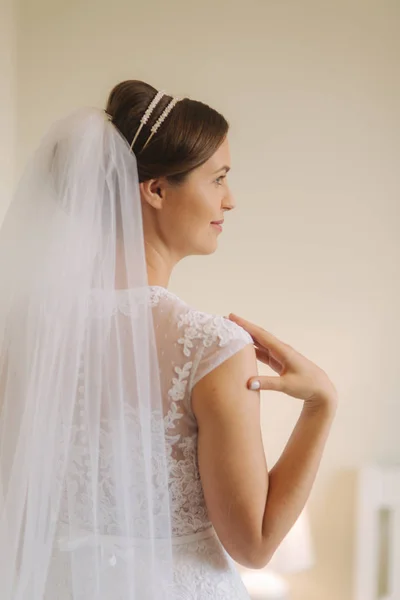 Noiva bonita e ternura em vestido branco e véu. Fique perto da janela — Fotografia de Stock