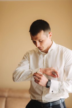 Düğün gününde tişörtlü yakışıklı adam. O stand duymak pencere